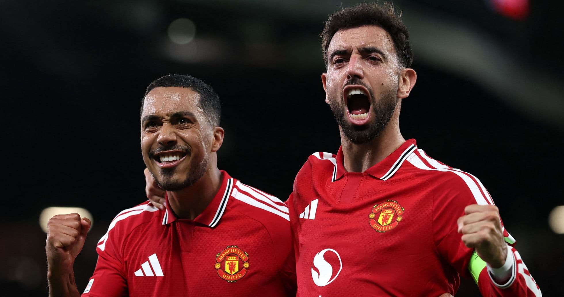 Michael Carrick celebra la alianza entre Kobbie Mainoo y Youri Tielemans en el centro del campo de Man Utd Michael Carrick celebra la alianza entre Kobbie Mainoo y Youri Tielemans en el centro del campo de Man Utd